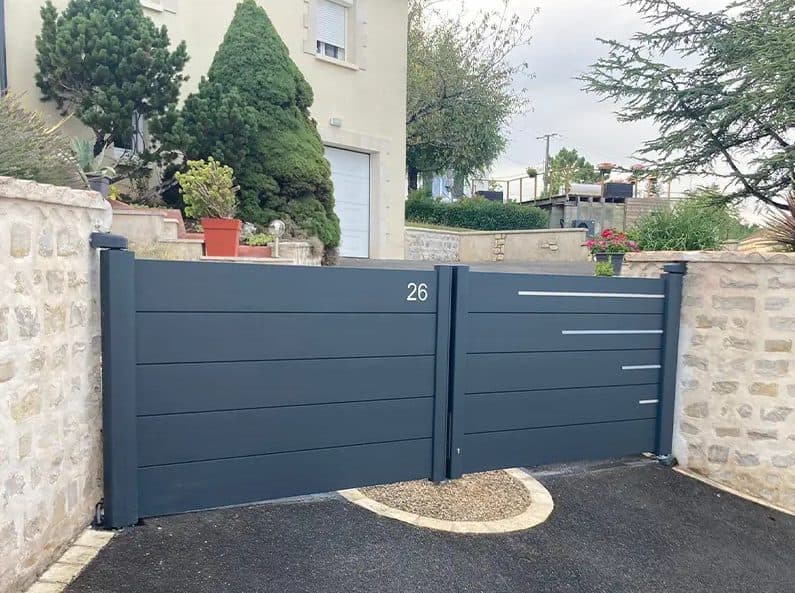 Portail aluminium anthracite, lignes horizontales