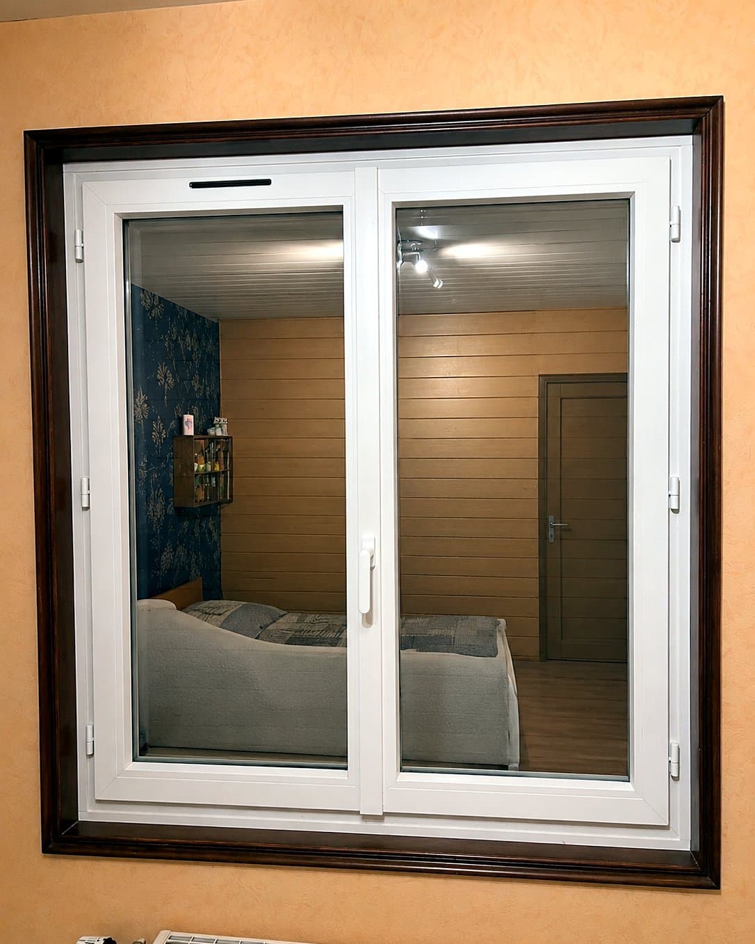 Fenêtre PVC dans un cadre bois d'origine conservé