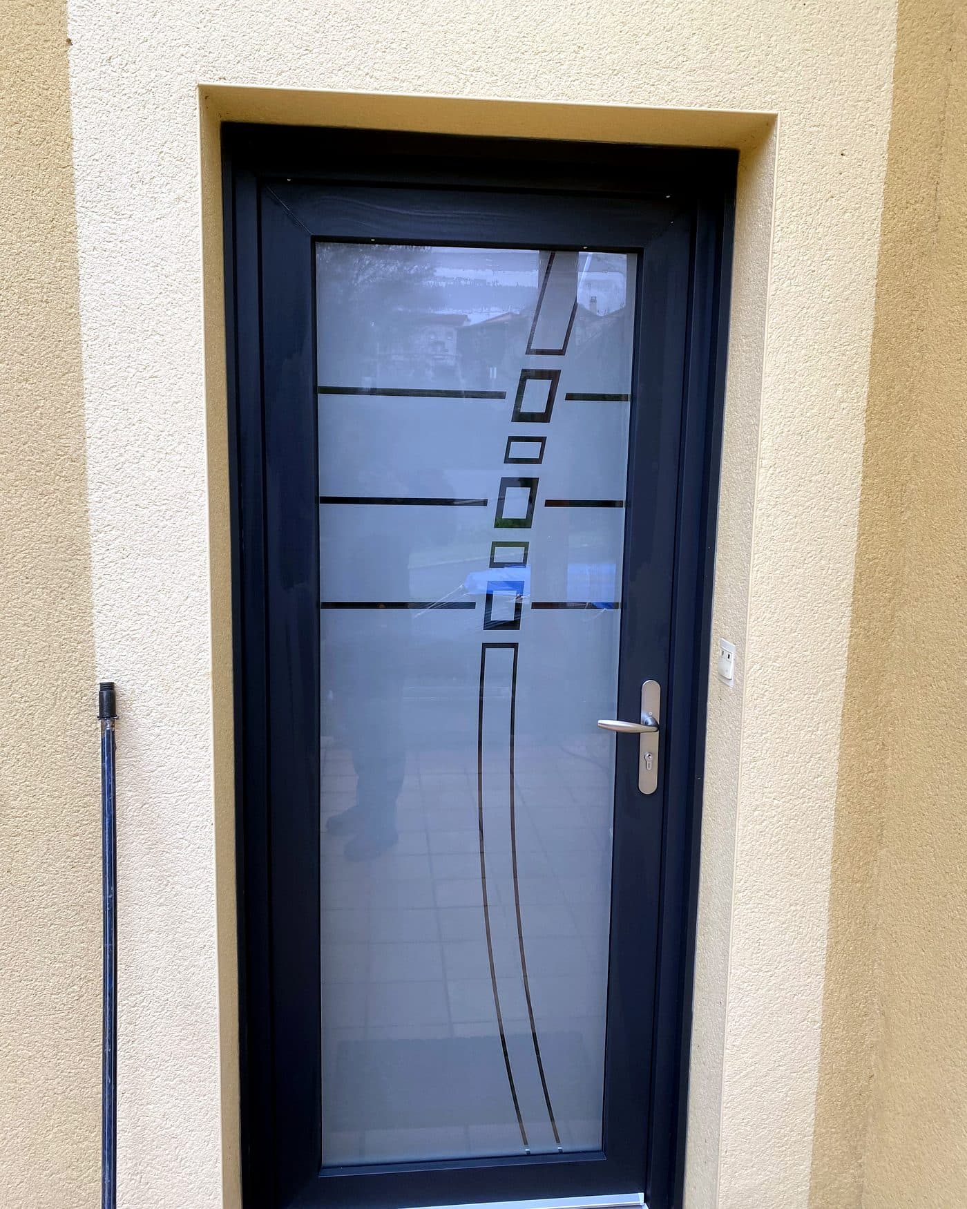 Porte d'entrée grise contemporaine