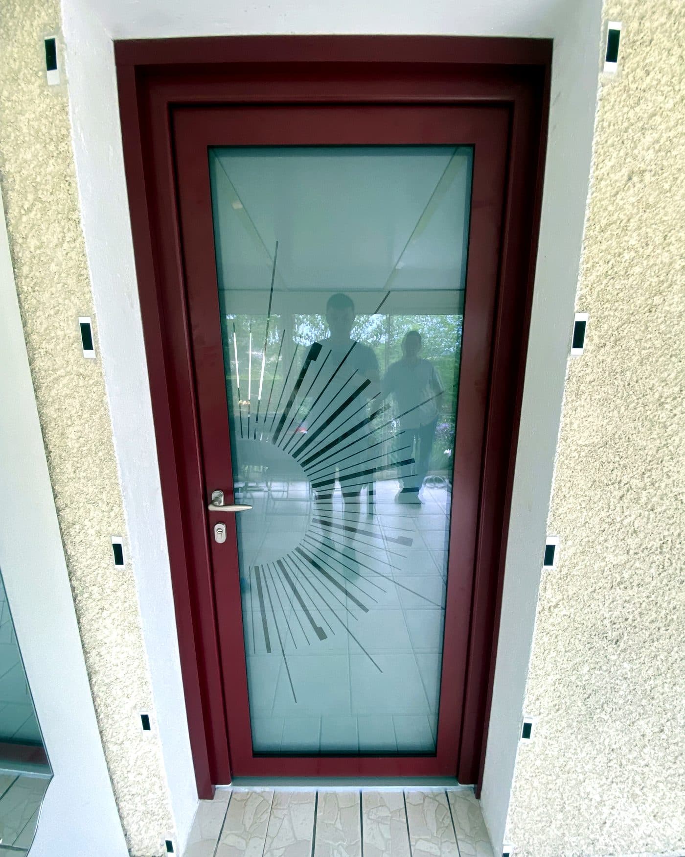 Porte d'entrée rouge posée sur façade