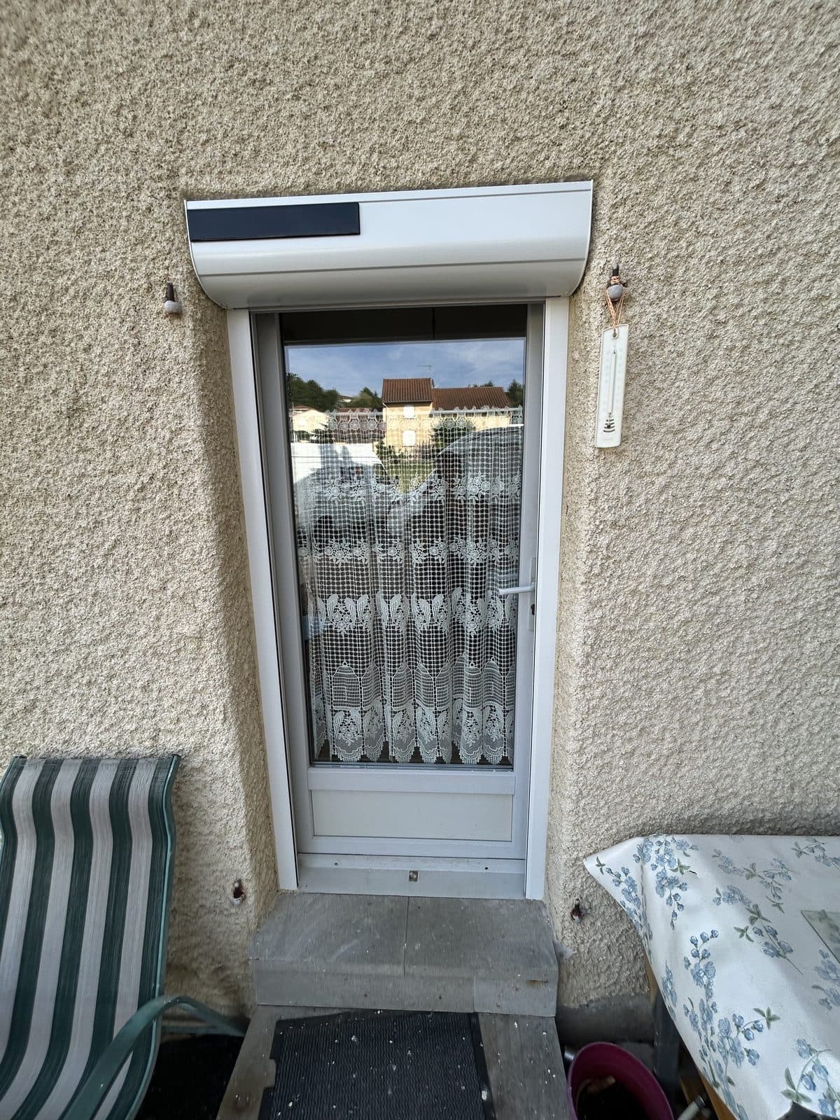 Volet roulant posé sur porte-fenêtre, façade enduite